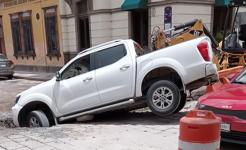 camioneta se fue a una zanja en calzada de guadalupe