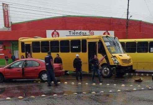 choque autobús urbano y un Stratis