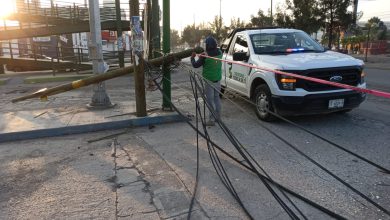 Atienden emergencia por postes caídos en Bulevar Valle de los Fantasmas
