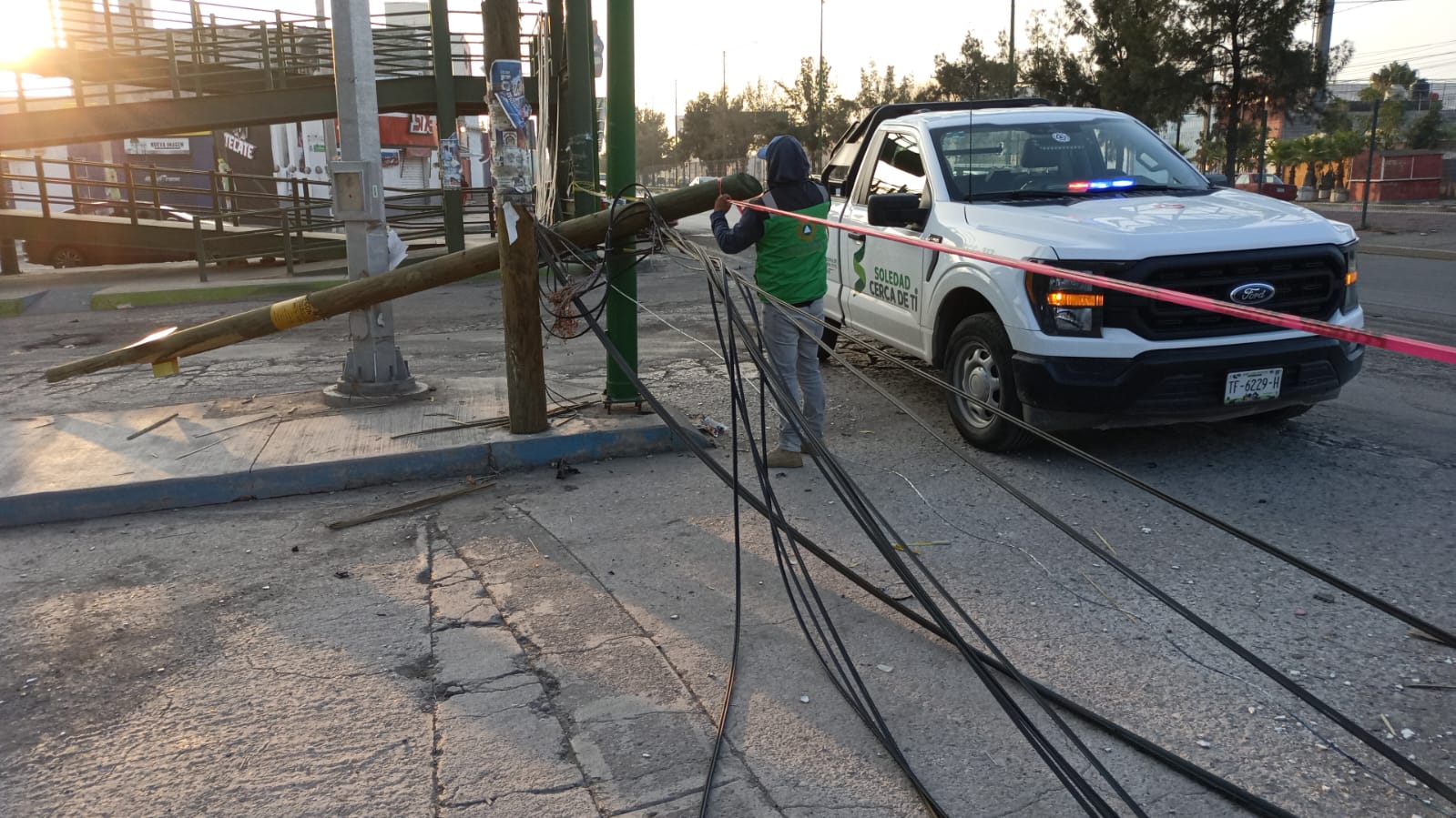 Atienden emergencia por postes caídos en Bulevar Valle de los Fantasmas