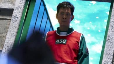 ¿Qué podrás ver en el final del El Juego del Calamar? El sacrificio de Seong Gi-hun, el protagonista, se convierte en el momento más impactante: decide quitarse la vida para que un bebé —último competidor y símbolo de inocencia— gane el juego y reciba el premio millonario. Este acto heroico, lejos de ser un final feliz, refuerza el mensaje central de la serie sobre las consecuencias extremas de la desigualdad y la desesperación. Otro punto clave es el regreso del policía Jun-ho, quien sobrevive y logra rescatar al bebé tras la explosión que destruye la isla. Mientras tanto, In-ho, el antiguo “Front Man” y hermano de Jun-ho, toma una decisión inesperada: hacer estallar el lugar del juego, cerrar el ciclo violento y escapar con el bebé, dejando abierta la duda sobre si actúa como redentor o como alguien con sus propios intereses. La historia da un giro internacional en la última escena, cuando aparece una reclutadora interpretada por Cate Blanchett en Los Ángeles, sugiriendo que los juegos mortales podrían expandirse fuera de Corea. Este detalle deja abierta la posibilidad de nuevas temporadas o spin-offs, ampliando el alcance de la crítica social de la serie. El final no solo resuelve el destino de sus personajes principales, sino que transforma el relato: pasa de una lucha individual por sobrevivir a una reflexión colectiva sobre sacrificio, redención y la perpetuidad de un sistema corrupto. La segunda temporada cierra así con fuerza, dejando preguntas sobre el futuro del juego y sobre quién podrá realmente detenerlo.