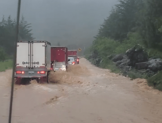 inundación de a carretera a rioverde, por las Rusias