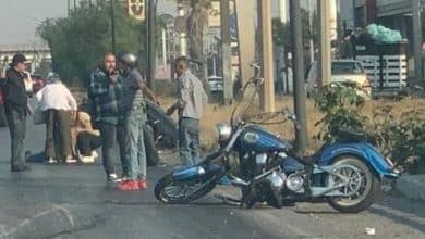 moto contra poste, pareja resultó lesionada