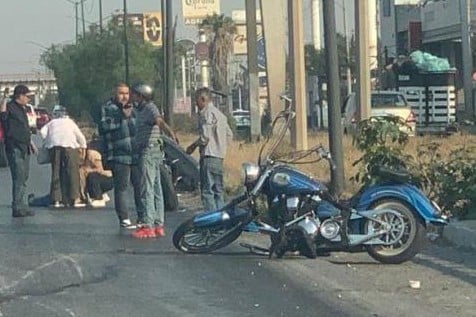 moto contra poste, pareja resultó lesionada