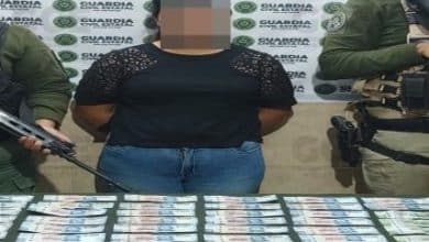 mujer detenida por robo de 28 mil pesos.