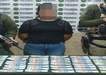 mujer detenida por robo de 28 mil pesos.