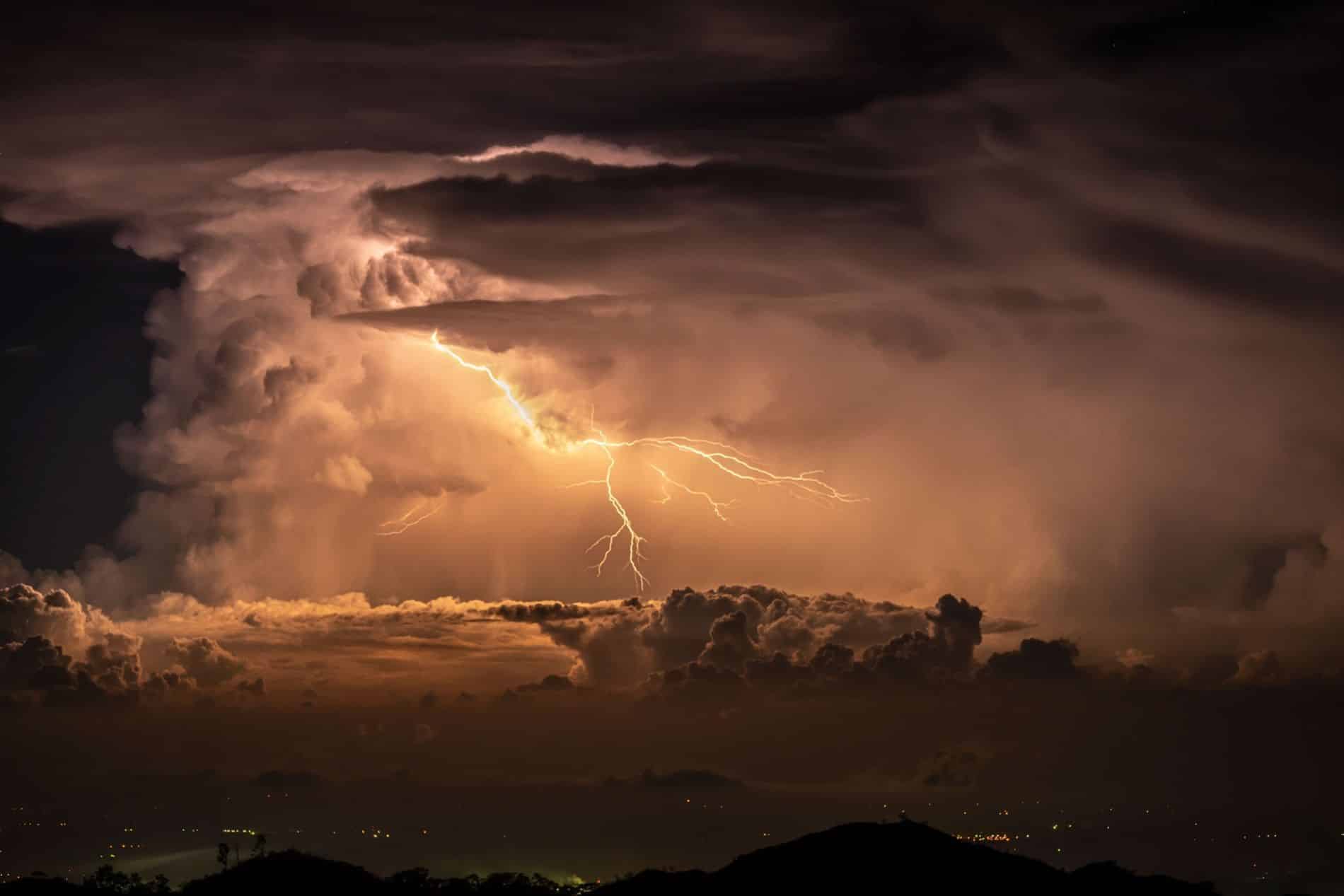 ¿Por qué se te eriza el vello durante una tormenta?