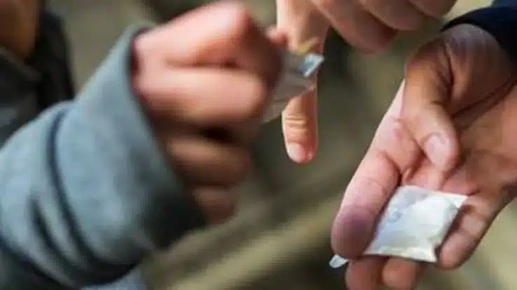 niños venden droga