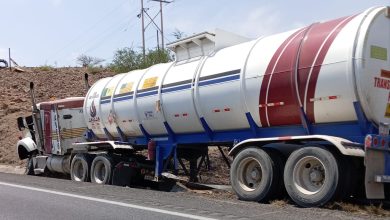 trailer se sañi´de la carretera, p´por el cerrito