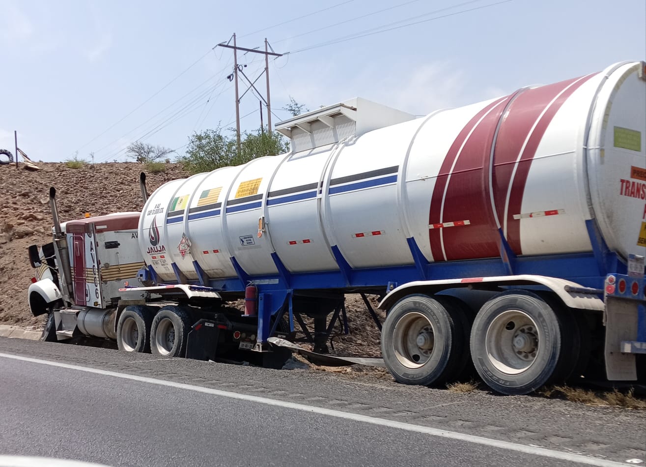 trailer se sañi´de la carretera, p´por el cerrito